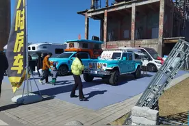 粉嫩粉嫩大皮卡，改的小房车，那个小劲头可以。图片