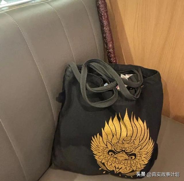 一天43次过山车，沉迷欢乐谷的老人们