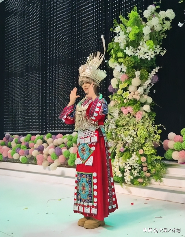 张自轩婚礼现场，新娘很强势两次拒绝他的亲密动作，岳父实力不菲