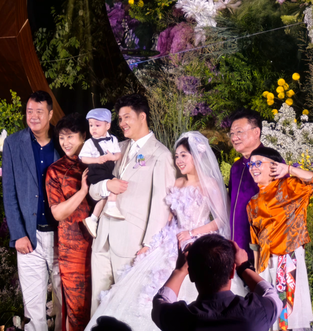 金龟子王宁女儿北京办婚礼，亲家母露面，180高个穿着旗袍好贵气