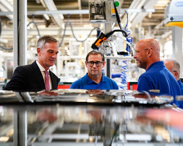 捷豹路虎陷停产危机，政府承诺15亿英镑救车企，结果一分没花！