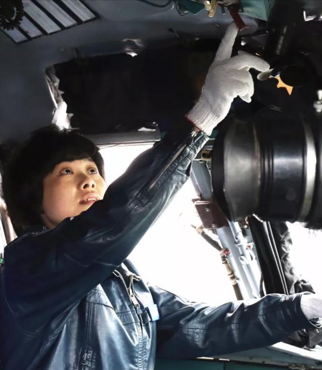 阅兵女机长身份曝光！私生活被扒牺牲太大，老公不简单，央视点名