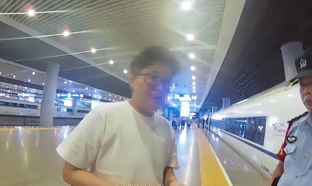 女子坐高铁弄丢价值13.8万元的手镯！连续搜寻未果，4天后在坐垫底下找到