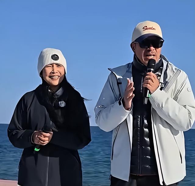 俞敏洪新疆旅行，大早上喝“上马酒”，还跟美女老板一起走秀