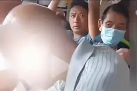 痛快！老人逼小女孩让座，遭小伙爆呵：为什么出来那么早？图片