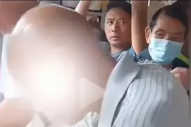 痛快！老人逼小女孩让座，遭小伙爆呵：为什么出来那么早？图片