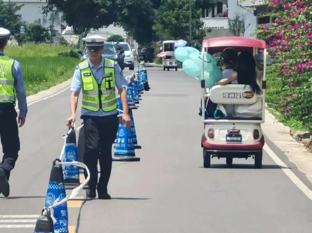 景中有“警”——贵州交警100℃的热情守护