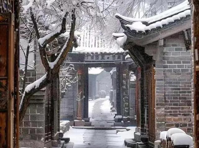 古巷深处，雪景如画