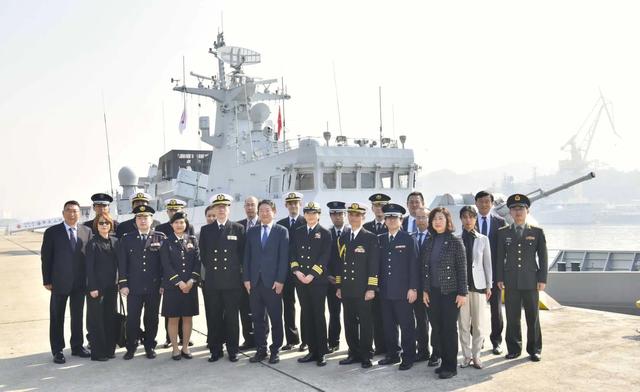 拒绝认错后,高市派人来华面谈,中方三问日本,解放军打开武器库