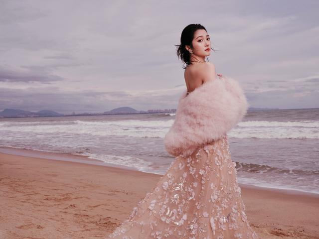 关晓彤，丰满性感的身材，顶不住呀