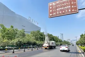 高温“烤”验！洛阳洒水车变身“降温神器”图片