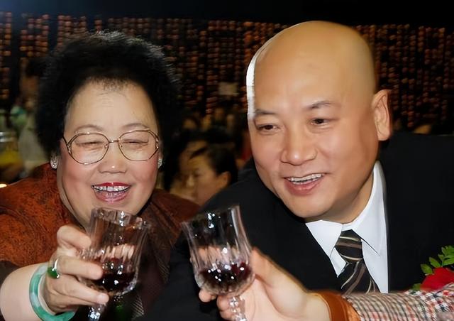 身价过百亿，坐拥北京一条街，出门私人飞机，京圈富婆都有谁?