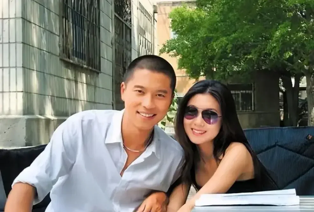 王雷李小萌北京豪宅庆生，吃仨菜被嘲小气，却因桌上的一盒烟圈粉