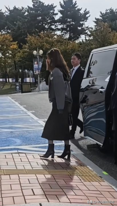 章泽天陪刘强东迪拜过圣诞，疑住3万一晚酒店	，打扮精致却穿脏鞋