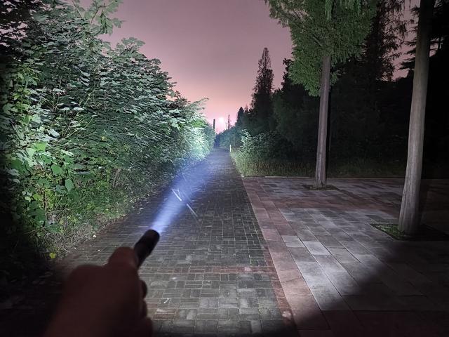 性能强悍又便携！凯瑞兹P2多用途笔形手电体验