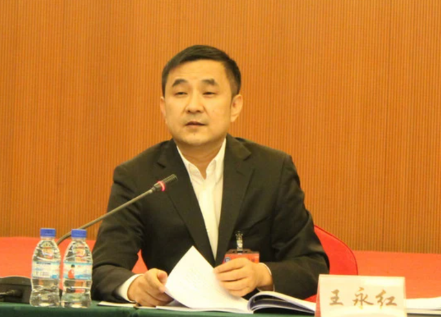 比许家印更早爆雷？他破产后套现 61亿，带小女友出逃，坑了半个省