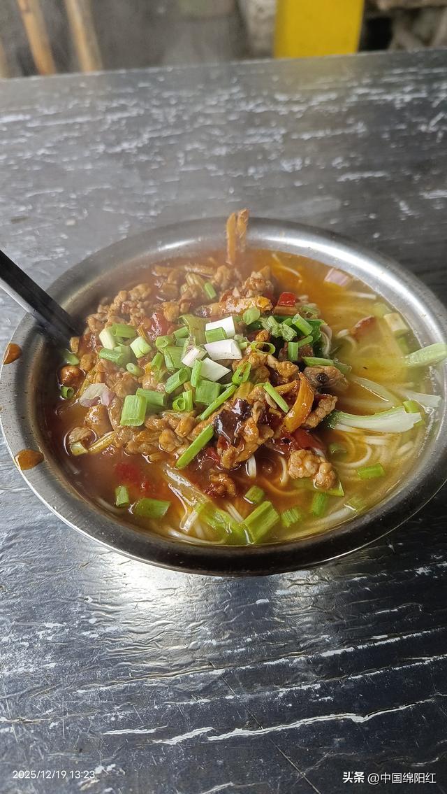 个人感觉从报国寺到金顶的全程徒步路线上的物价太贵了