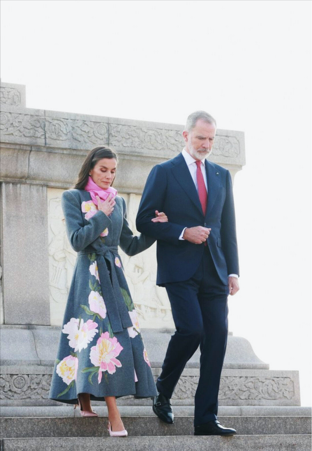 被西班牙王后惊艳了！4天6套Look	，从成都美到北京