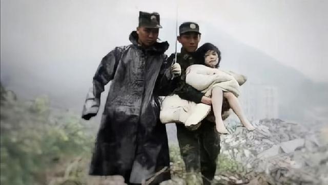 当年地震被救的小女孩，嫁给了年长12岁的兵哥哥，恶心一幕发生了