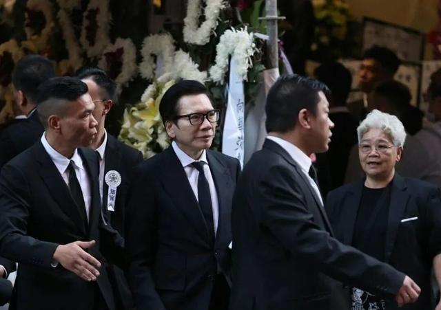 向府治丧！向太陈岚与儿子向佐悲痛致祭，大批反黑组警员现场戒备