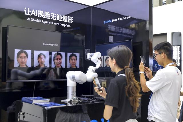 2025女性生存图鉴：被看见后被撕碎，她们正在夺回叙事权路上狂奔