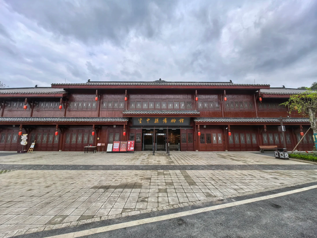 成都高铁1h直达！这座被遗忘的川南小城，8元兔子面吃到撑！