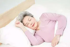 中老年人爱睡觉是正常的吗？医生：别大意，可能与4种疾病有关图片