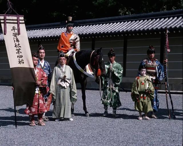 如今的中国已经如此强大了，为何日本却依然俯视中国和仰视西方？