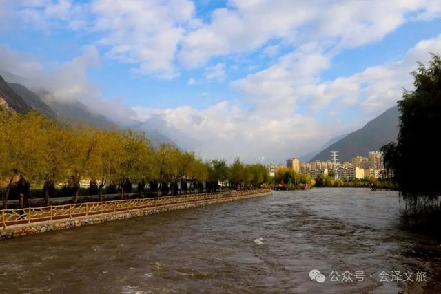 以礼初冬，树染波心山街色 蒋加祥/图