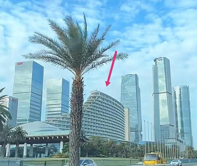 厦门国际会议中心酒店，拥有520间客房和套房，与金门岛近在咫尺