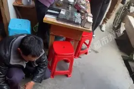 大叔化身摄影师帮忙拍照效果惊艳图片