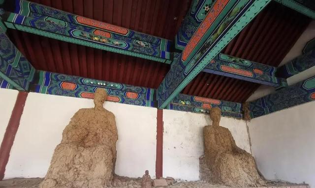 门头沟山顶藏“京西紫禁城”：烂尾十年	，荒草里立金瓦大殿