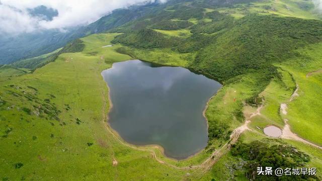 四川阿坝：九顶山风景如画