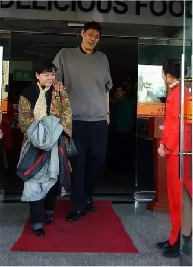 穆铁柱追悼会：身盖八一军旗，妻儿痛哭，姚明哀悼、郑海霞出席