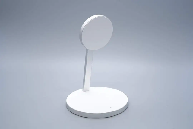 多品牌上新：Qi2.2磁吸与主动散热让无线充更稳更安静，表现提升