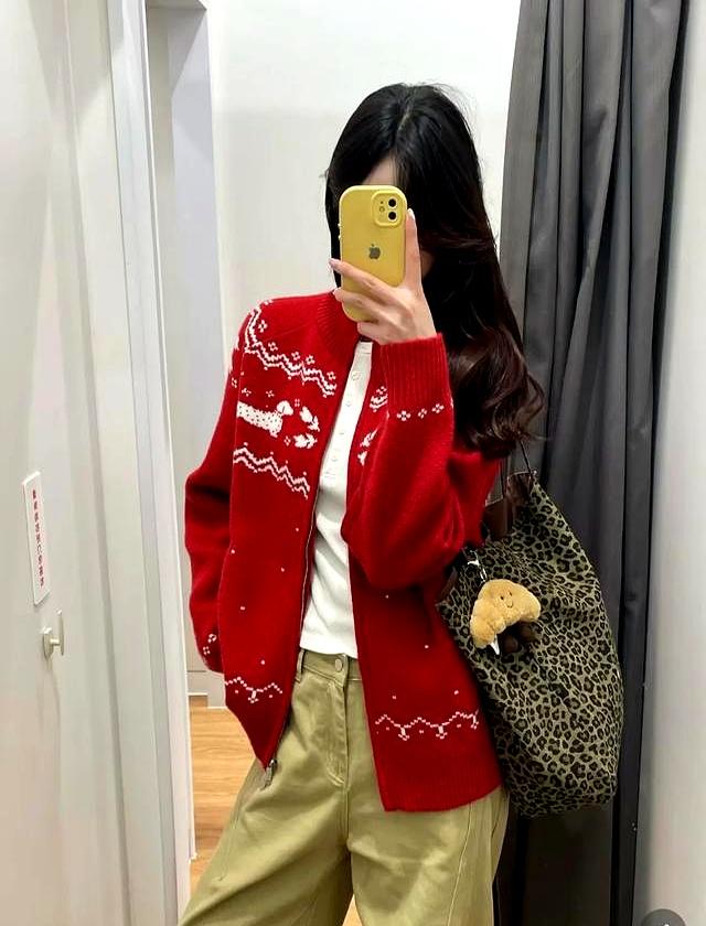 优衣库这件红色费尔岛毛衣也太好看了吧，圣诞氛围满满！