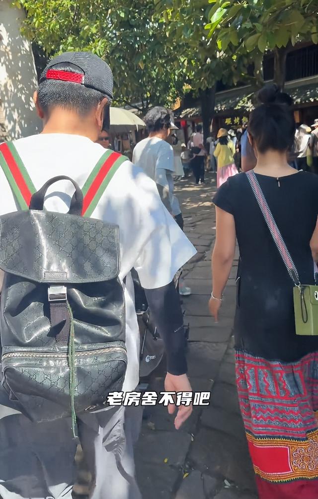 房子斌一家游大理，杨雨婷脸肿馒化严重，18岁女儿大学曝光太优秀