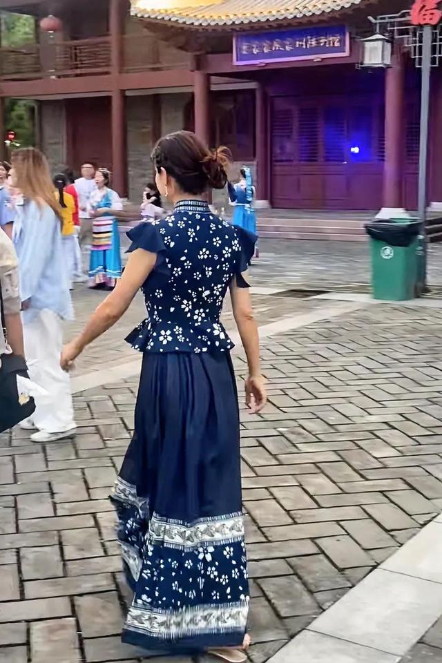 偶遇“沈眉庄”：微发福 网友：眉姐姐衣品果然一言难尽，但人漂亮