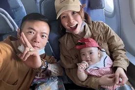 黄雅莉带儿子参加陆虎婚礼，6个月阿布坐飞机好乖，英文名首曝光图片