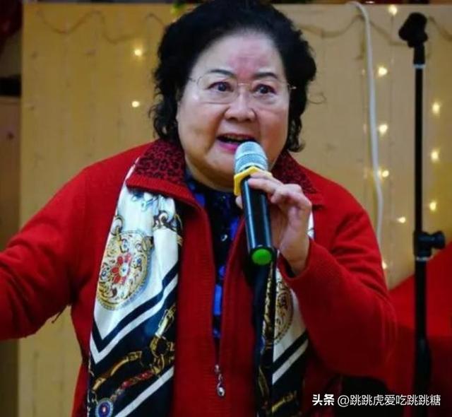 吃里扒外、永不回国？带30名演员留美不归，如今年过花甲归来