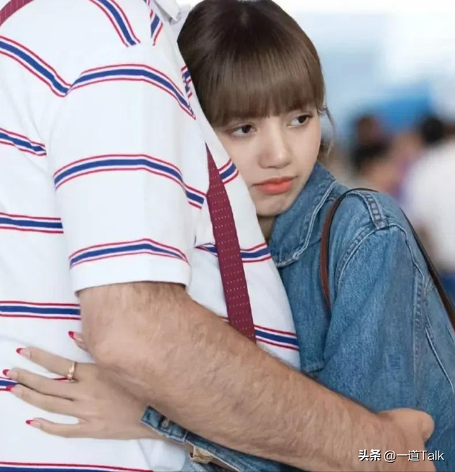 Lisa和继父亲密互动惹争议，二人合影没分寸，继父手搭女儿屁股上