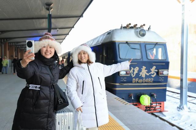 “哈尔滨”的移动城堡 尽享奢华！有观景天窗的豪华专列！