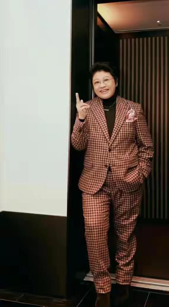 天哪，韩红变化太大了！打扮得真好看，美得我都差点没认出来。