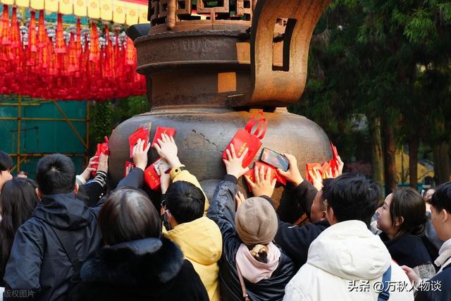 灵隐寺被骂上热搜，知情人爆料：一群和尚围着长条桌，上面堆满钱