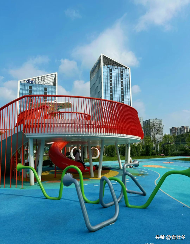 广州又一公园火了！大型滑梯+空中栈道，新晋遛娃圣地还免费