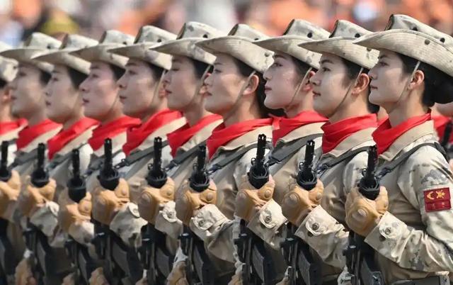 女民兵李思颖阅兵回家后仅半天，又官宣新身份，太牛了，全网恭喜