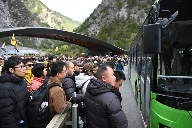 九寨沟彩林季迎“井喷式”客流 九绵高速助力自驾热