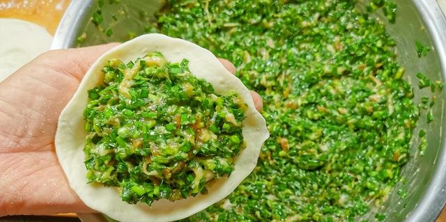 霜降后，萝卜白菜靠边站，多吃韭菜，鲜嫩营养又解馋，蒸包子真香