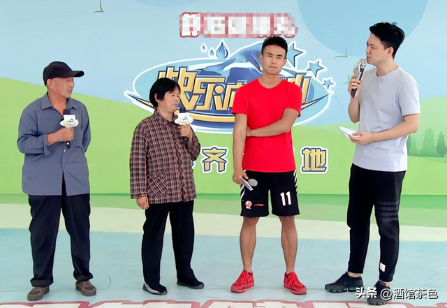 主持人李鑫现状：和家人在爱尔兰，陪读带货两不误，俩儿子都随妈