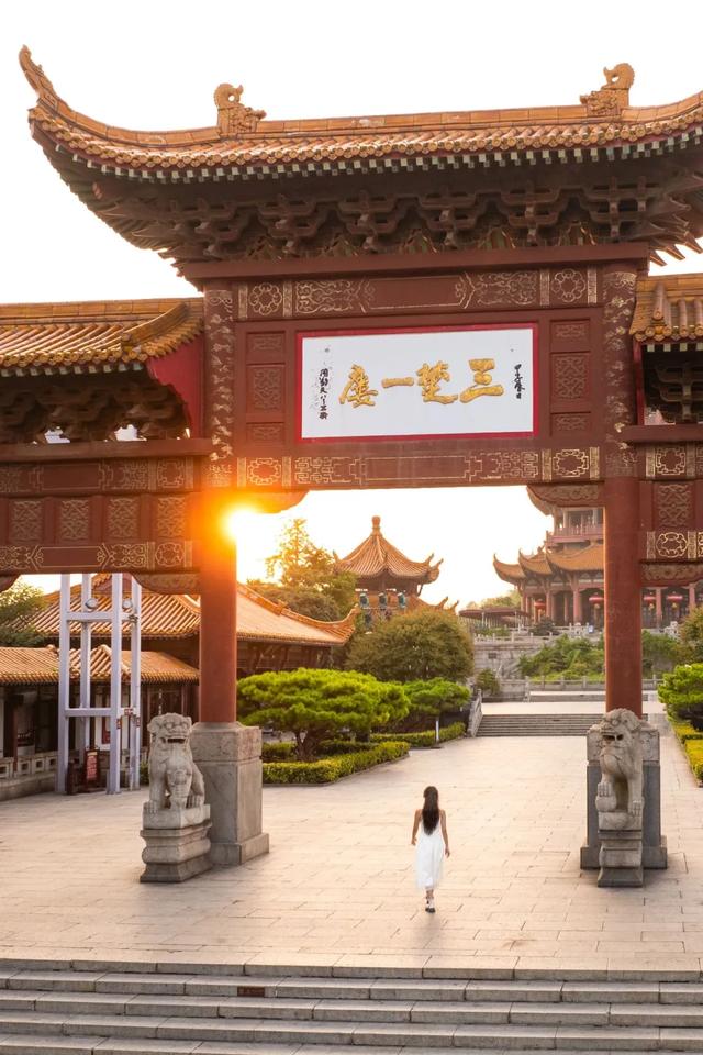 武汉文旅集团“超级文旅日”｜“七夕”版黄鹤楼上线